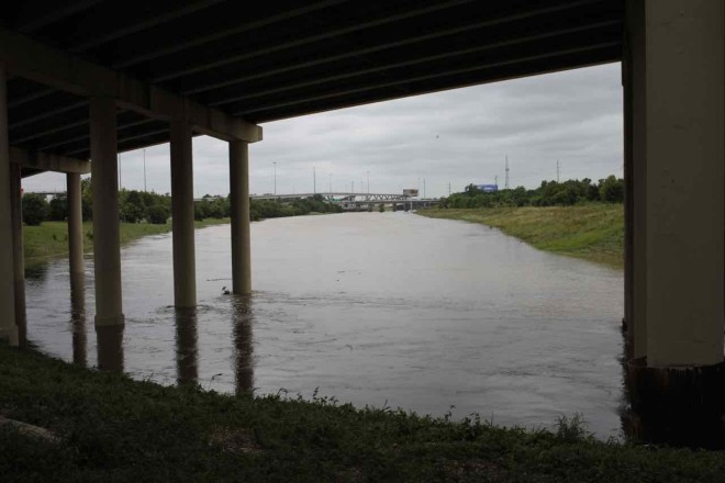 White Oak Bayou headed into downtown is /almost/ as wide as the freeway!